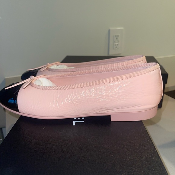 CHANEL crumbled calfskin patent cc cap toe ballerina flats light pink and black - Picture 3 of 7